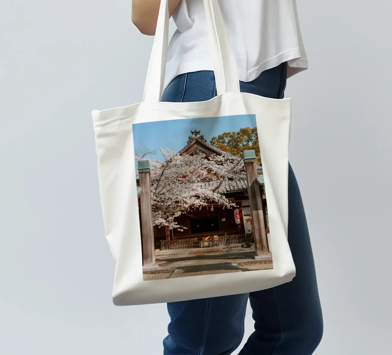 Tempio dei ciliegi in fiore a Shikoku, Giappone borsa in juta da Marcel Bisig