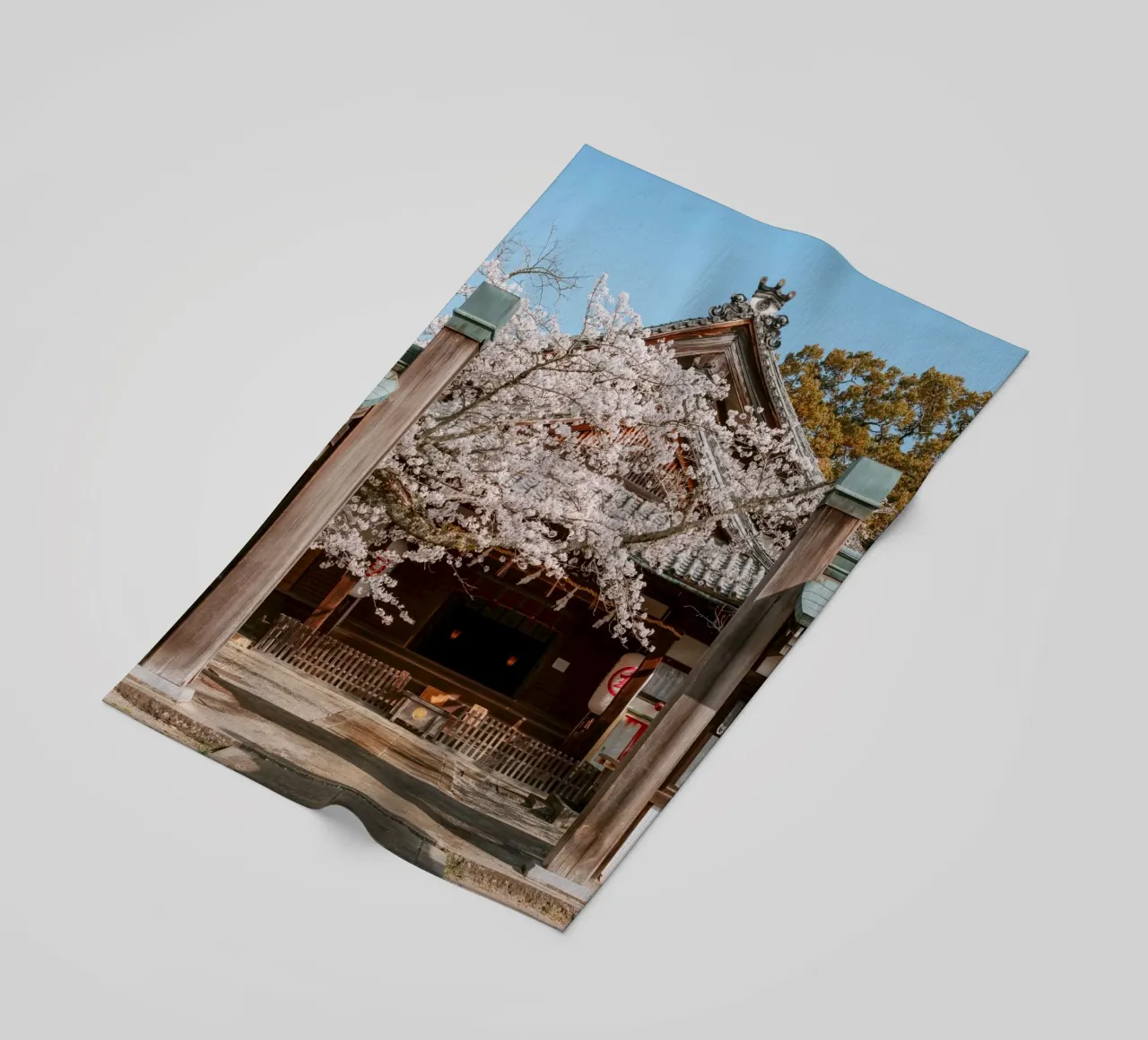 Tempio dei ciliegi in fiore a Shikoku, Giappone telo mare da Marcel Bisig