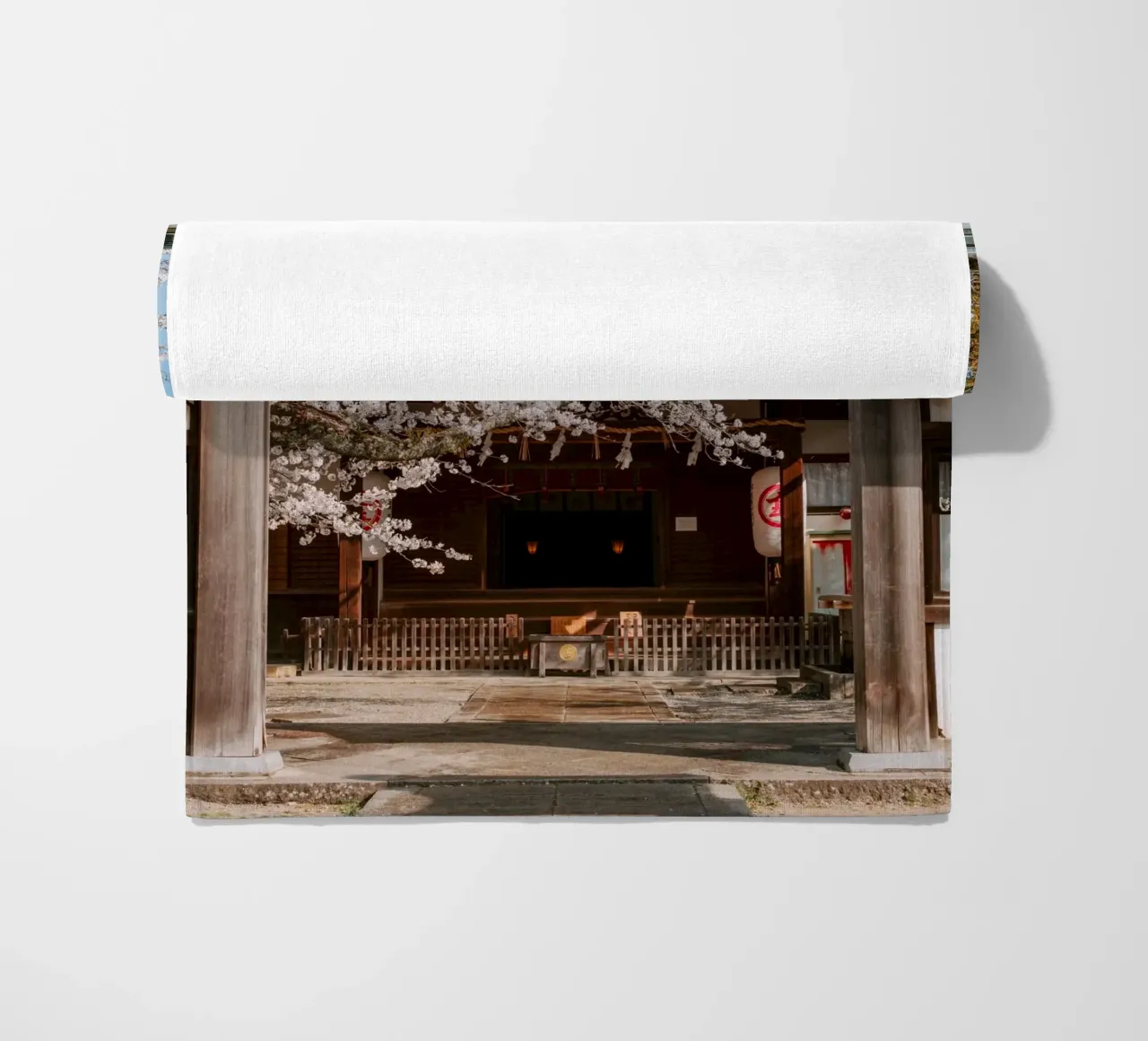 Tempio dei ciliegi in fiore a Shikoku, Giappone telo mare da Marcel Bisig
