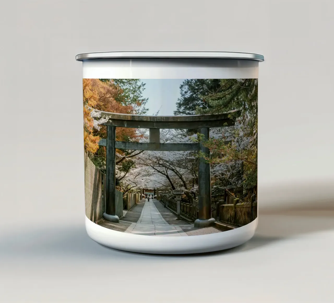 Santuario dei ciliegi in fiore a Shikoku, Giappone tazza in smalto da Marcel Bisig