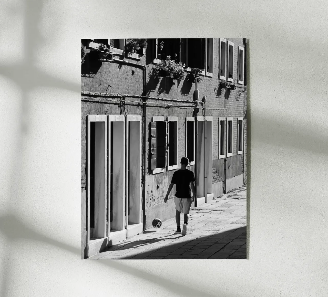 Ragazzo con palla plexiglass da eyes & tries