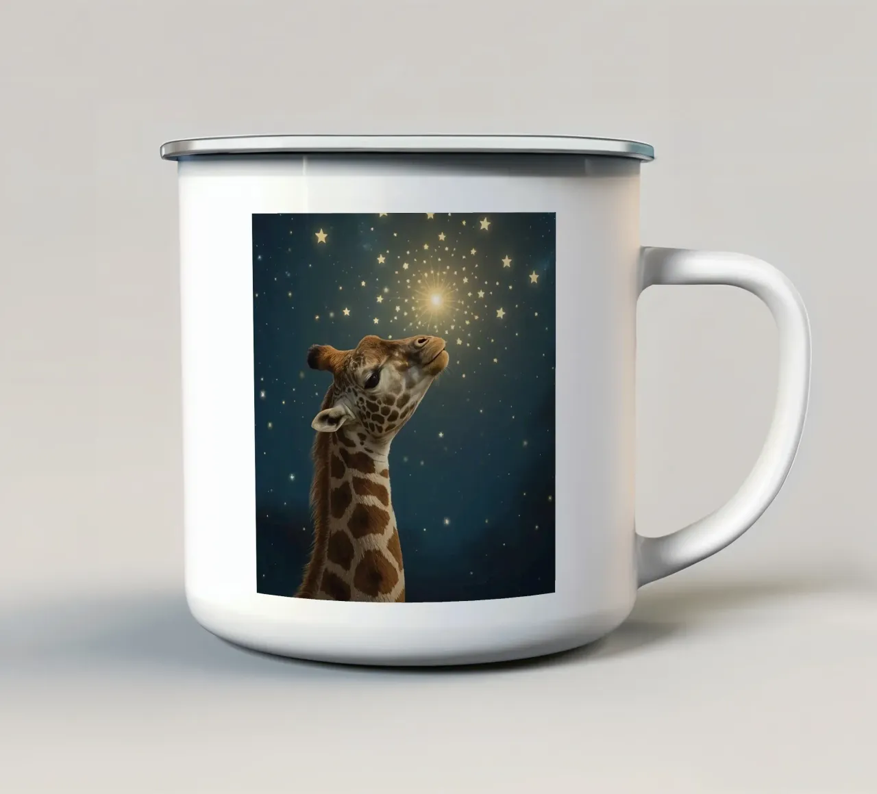 Giraffa che guarda le stelle tazza in smalto da DesignDoodle
