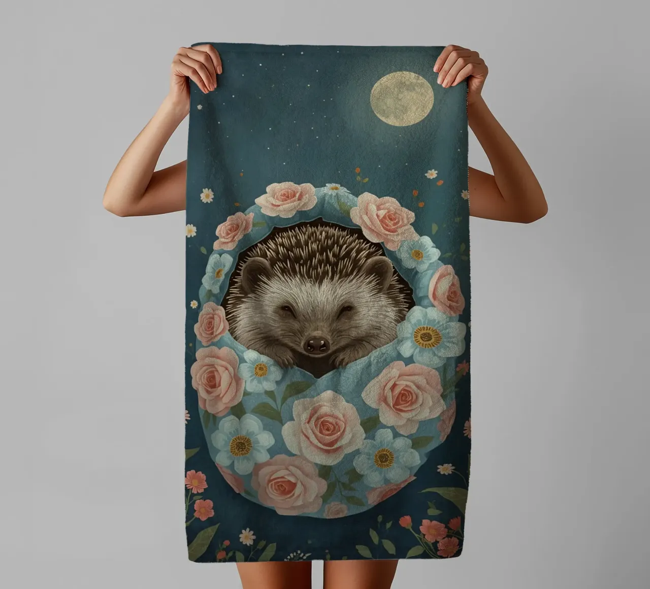 Hérisson mignon dans un cadre d'œuf floral sous la lune serviette de bain de DesignDoodle