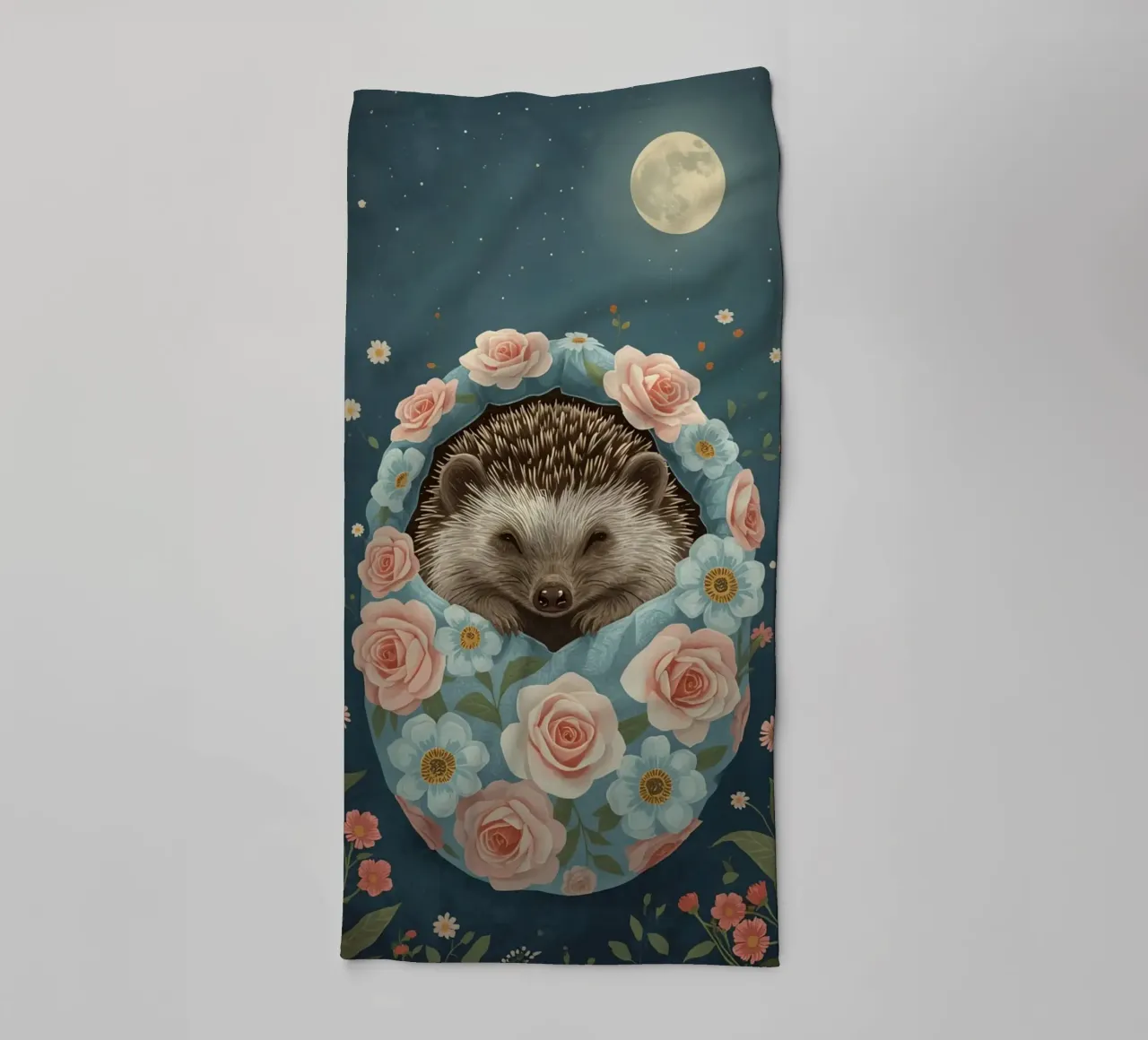 Hérisson mignon dans un cadre d'œuf floral sous la lune serviette de bain de DesignDoodle