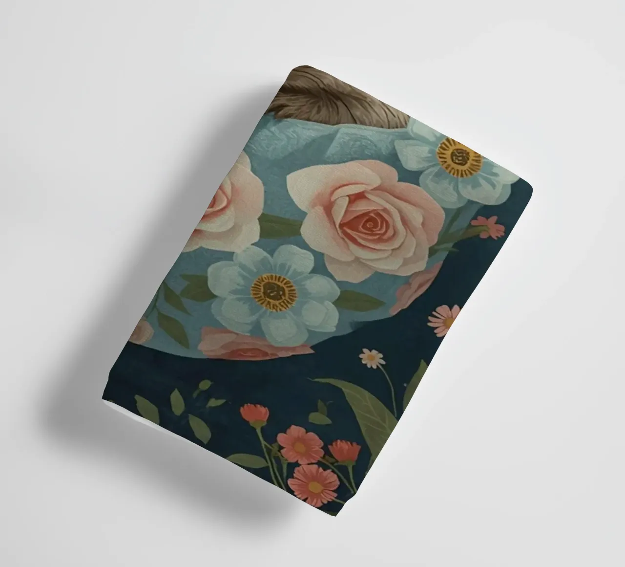 Hérisson mignon dans un cadre d'œuf floral sous la lune serviette de bain de DesignDoodle