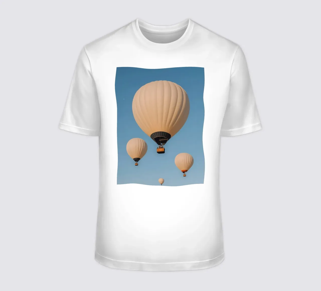 Mongolfiere in un cielo blu t-shirt da DesignDoodle