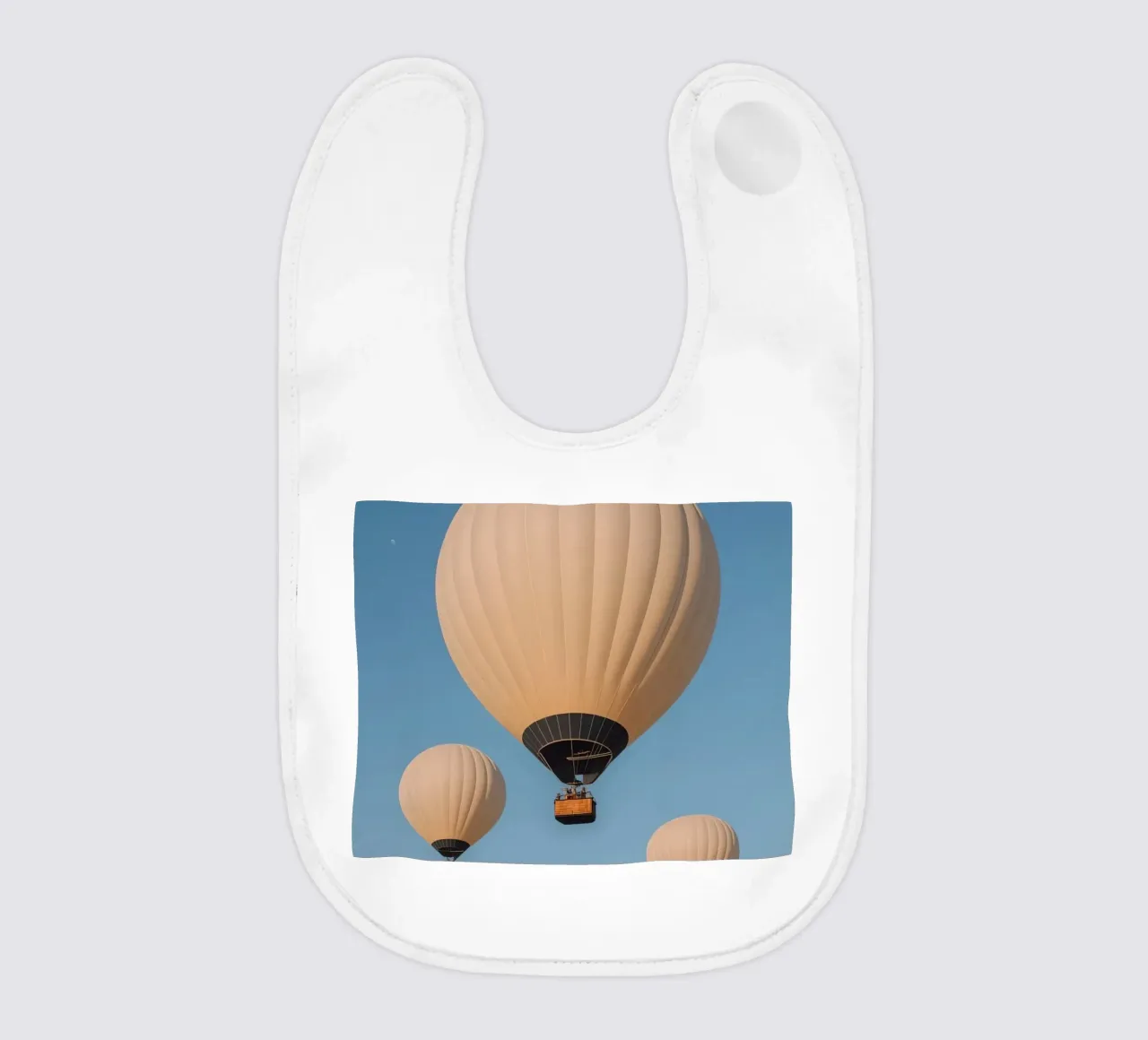 Mongolfiere in un cielo blu bavaglino da DesignDoodle