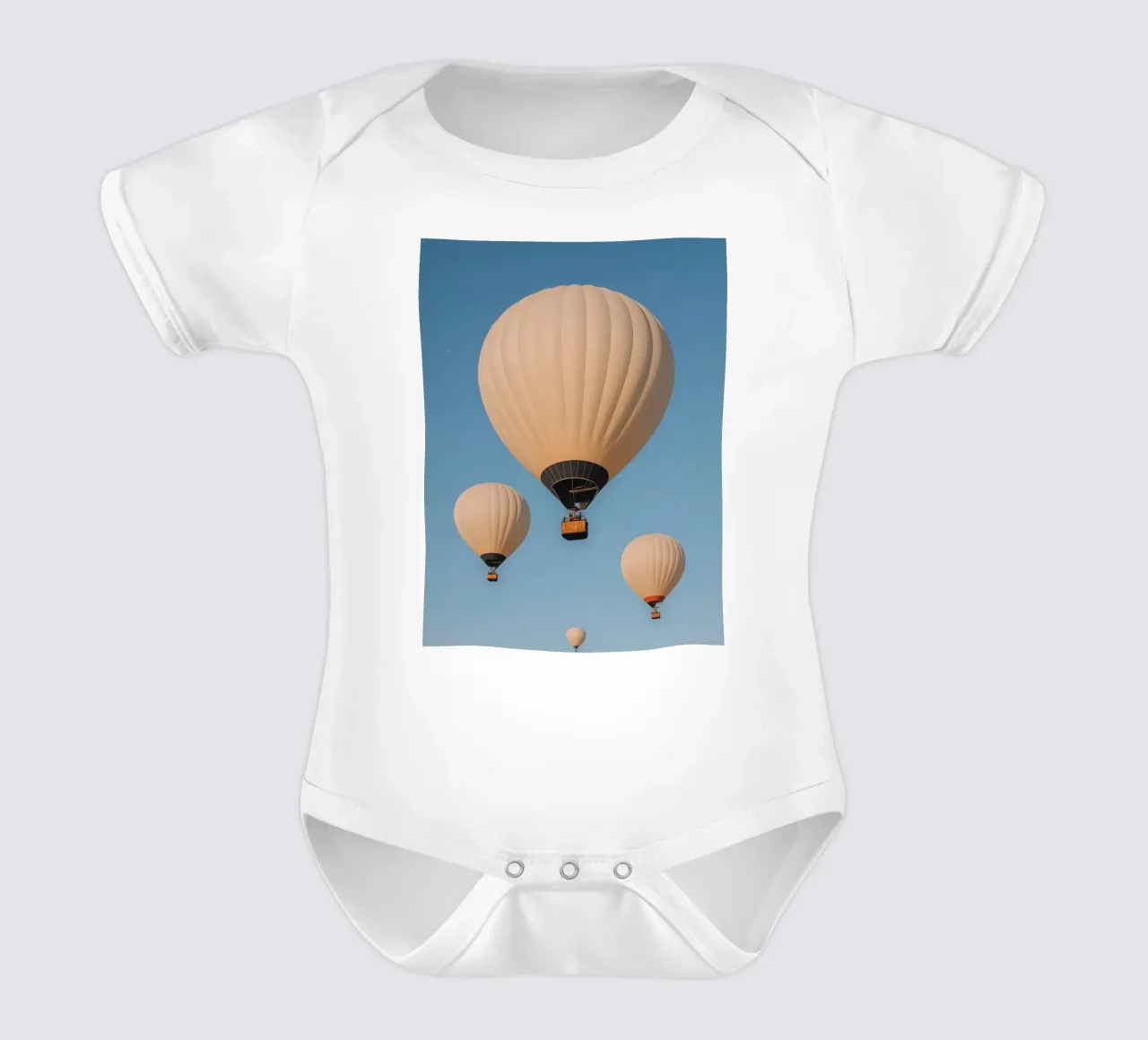 Mongolfiere in un cielo blu body neonato maniche corte da DesignDoodle