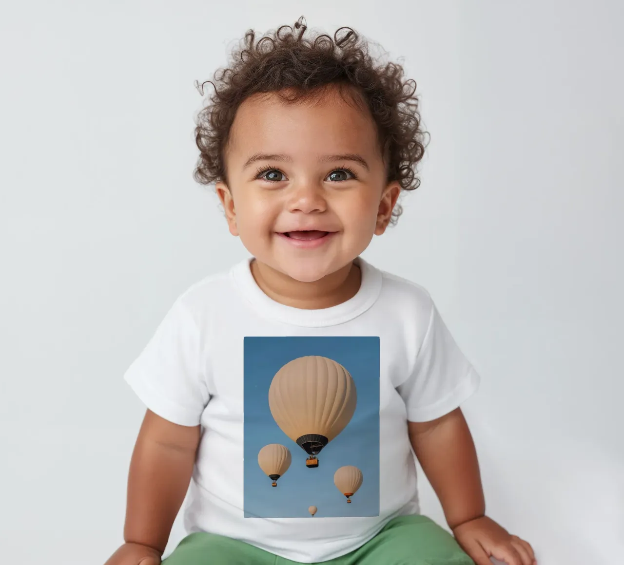 Mongolfiere in un cielo blu maglietta neonato da DesignDoodle
