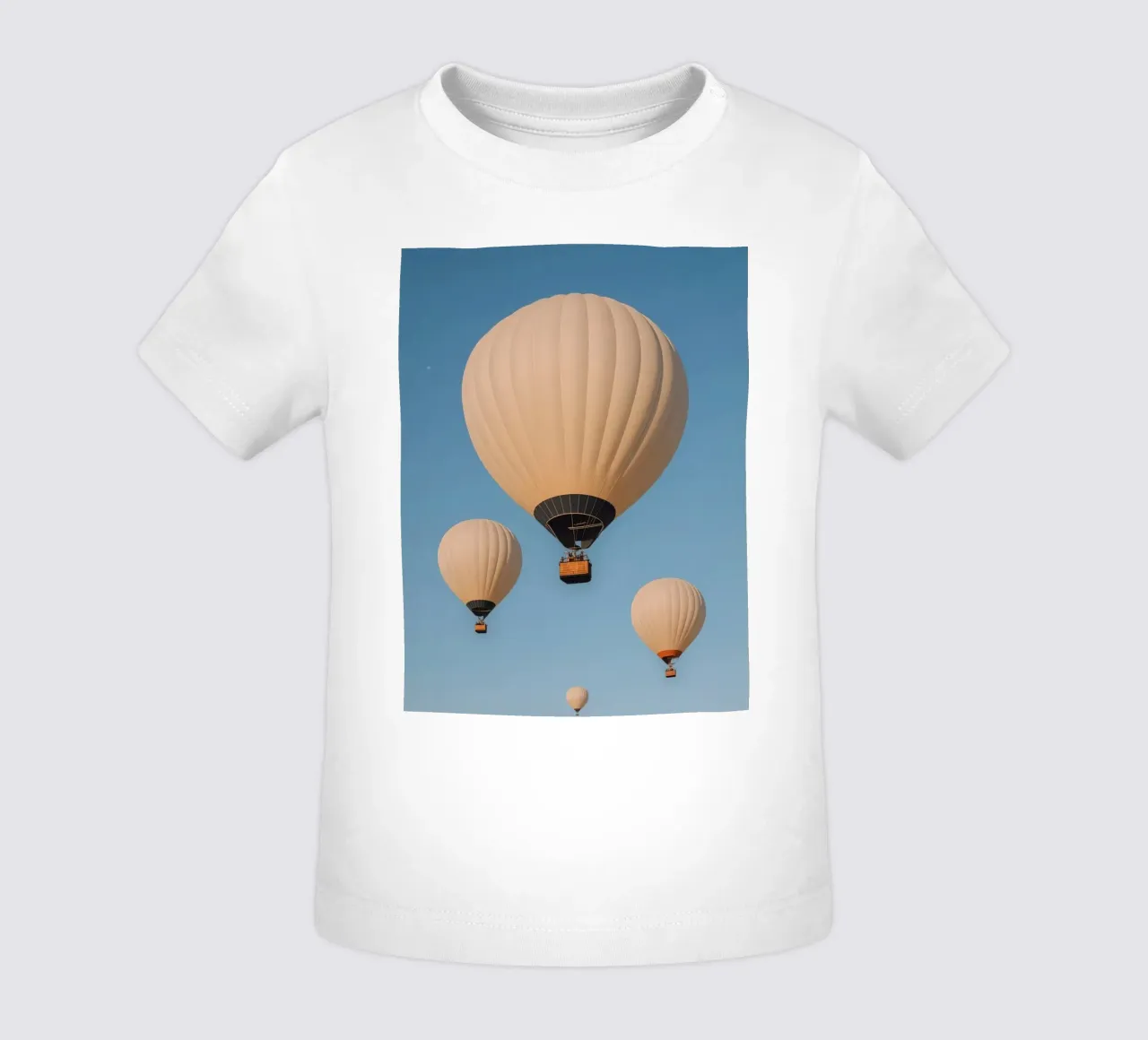 Mongolfiere in un cielo blu maglietta neonato da DesignDoodle