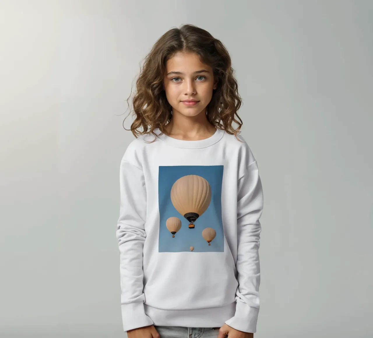 Mongolfiere in un cielo blu felpa bambino da DesignDoodle
