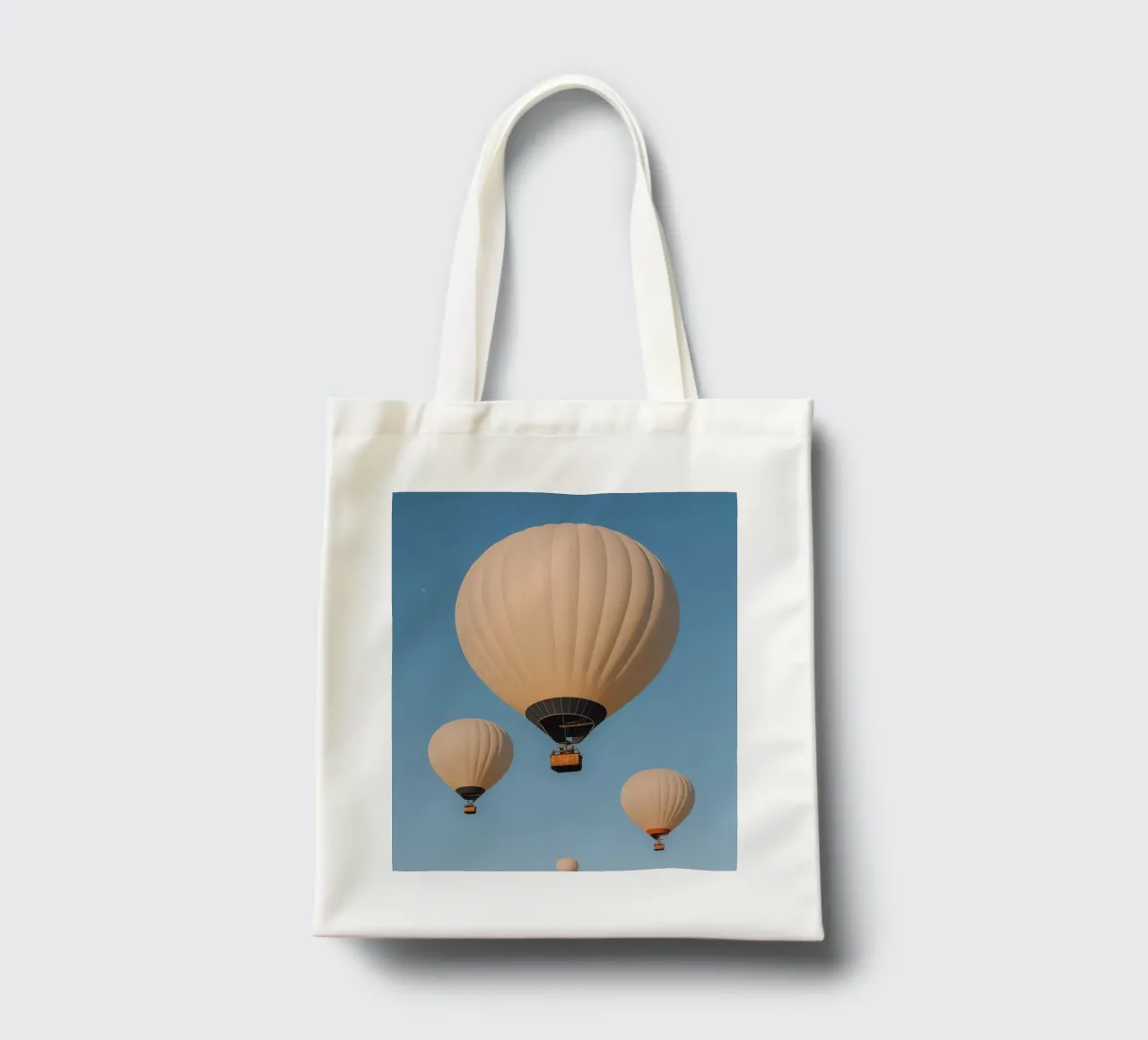 Mongolfiere in un cielo blu borsa in juta da DesignDoodle