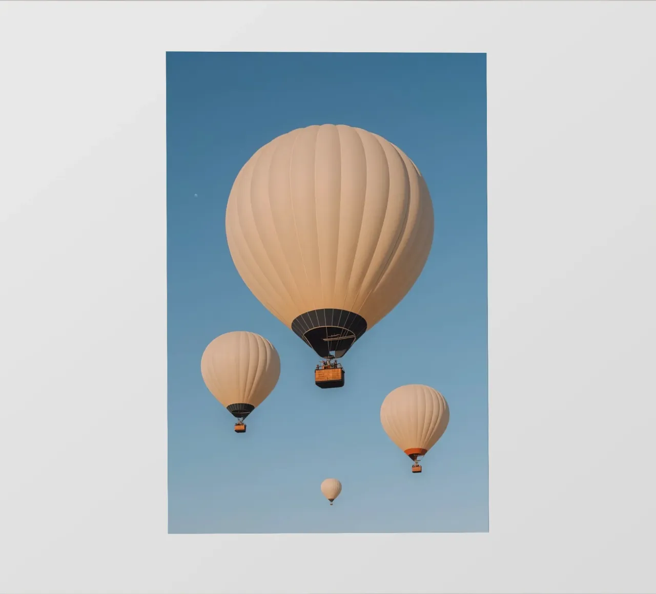Mongolfiere in un cielo blu pellicola backlit da DesignDoodle