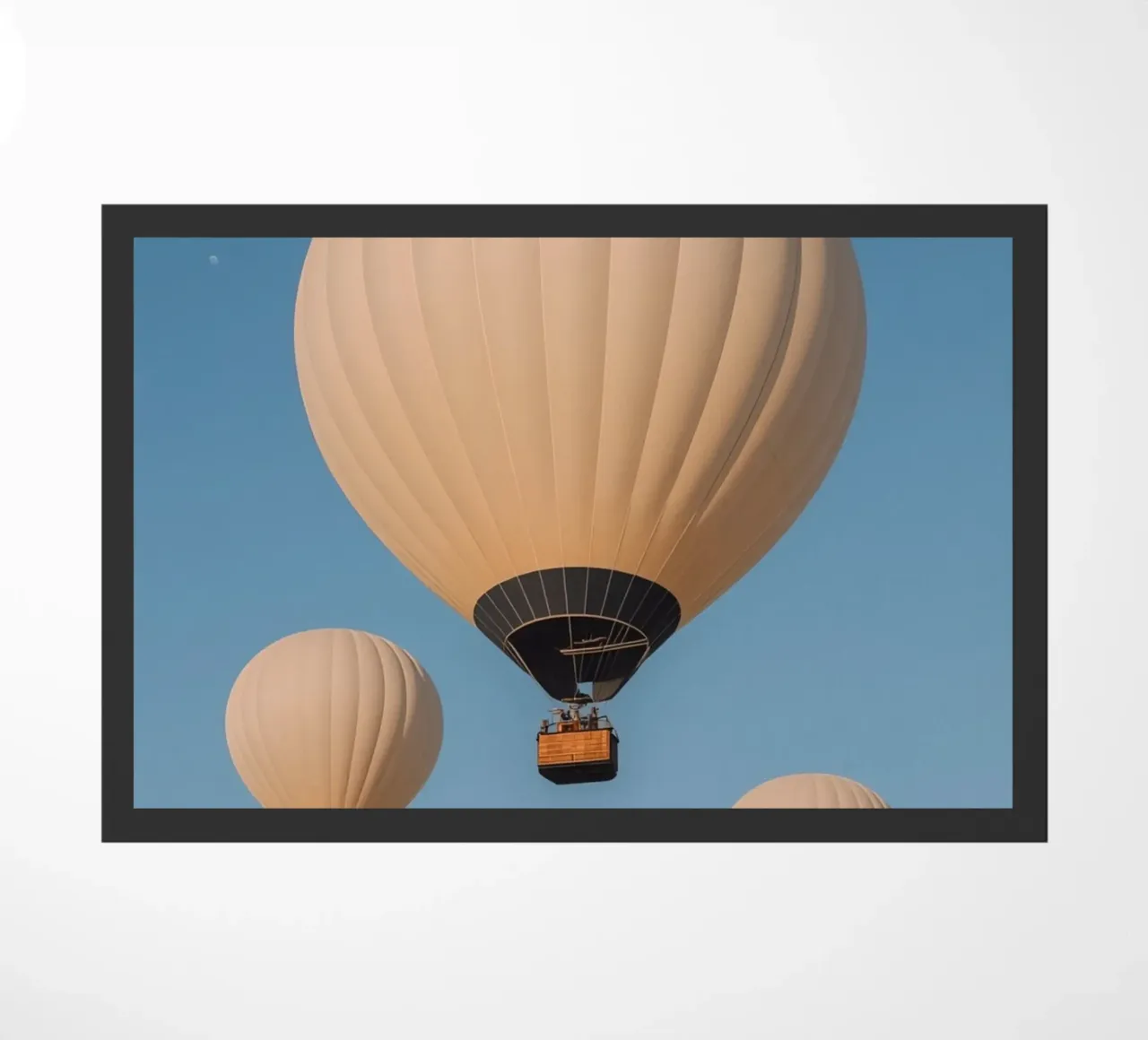 Mongolfiere in un cielo blu zerbino da DesignDoodle