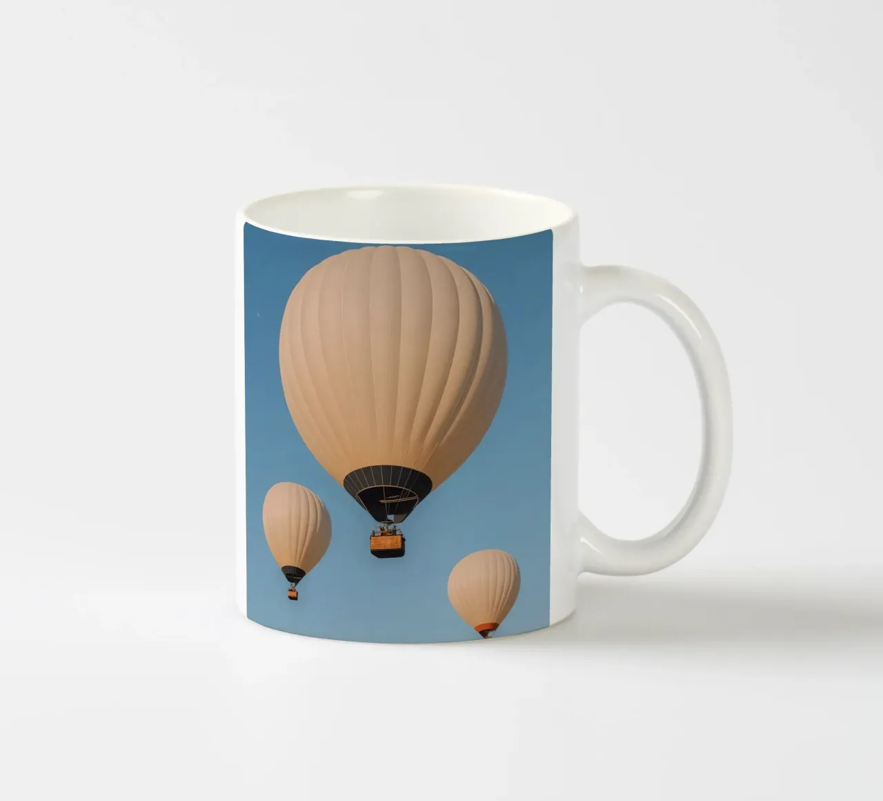 Mongolfiere in un cielo blu tazza in ceramica da DesignDoodle