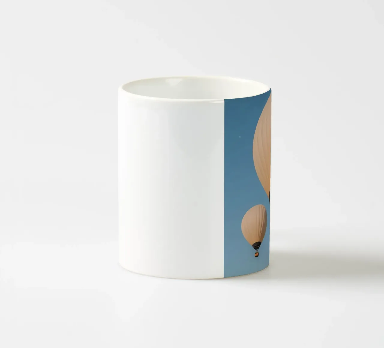 Mongolfiere in un cielo blu tazza in ceramica da DesignDoodle