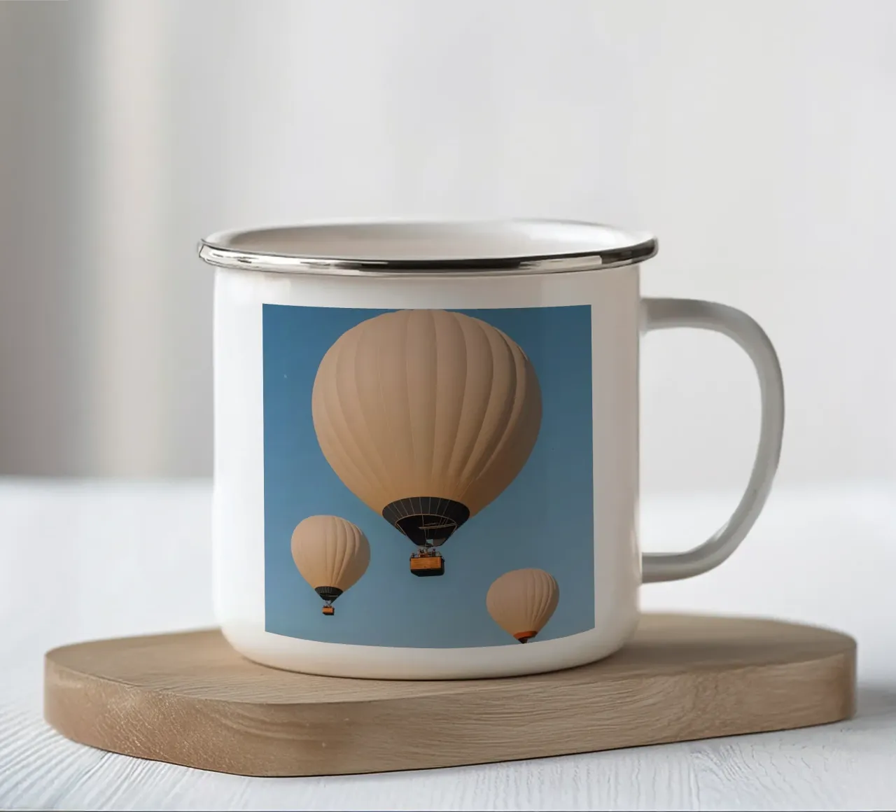 Mongolfiere in un cielo blu tazza in smalto da DesignDoodle