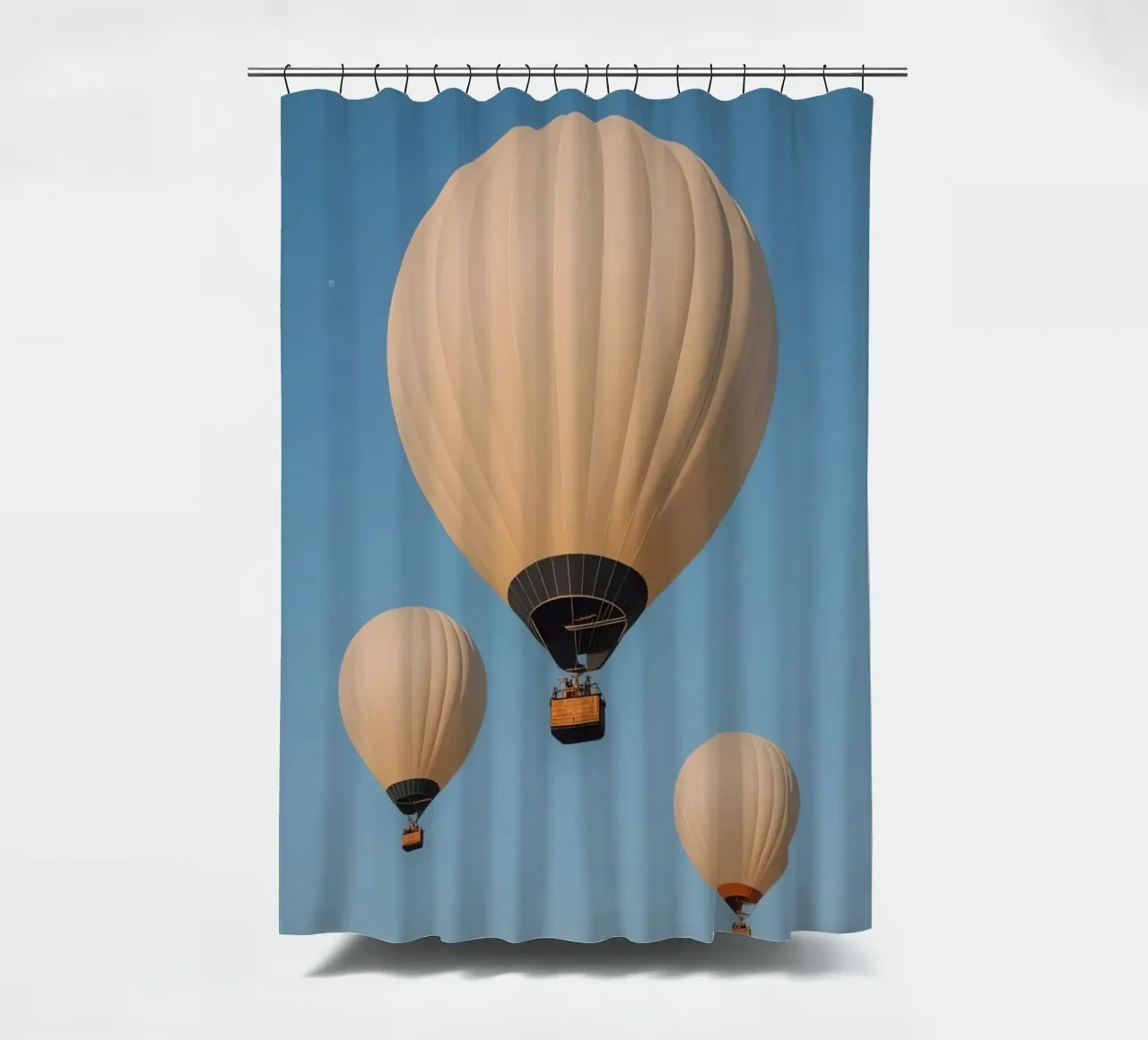 Mongolfiere in un cielo blu tenda da doccia da DesignDoodle
