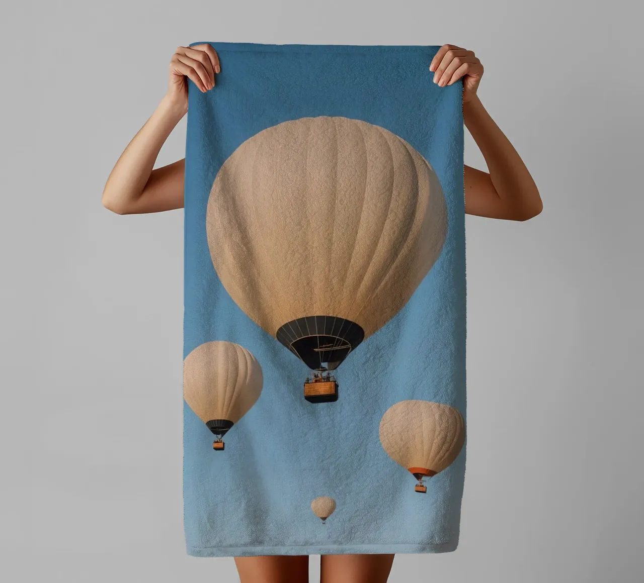 Mongolfiere in un cielo blu asciugamano da bagno da DesignDoodle