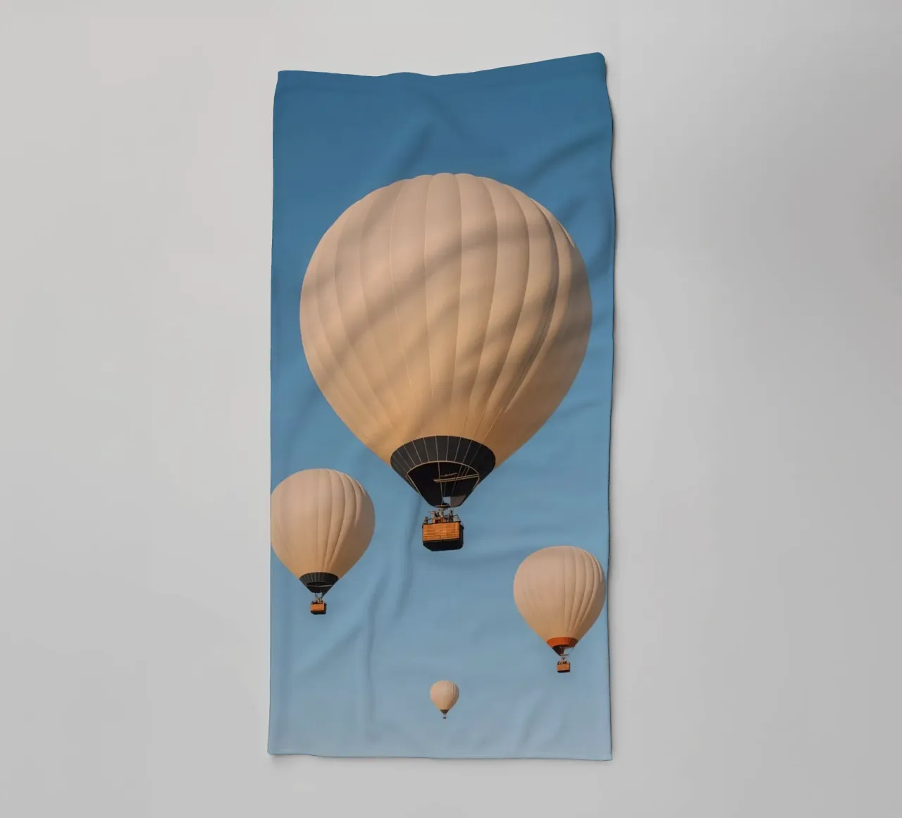 Mongolfiere in un cielo blu asciugamano da bagno da DesignDoodle