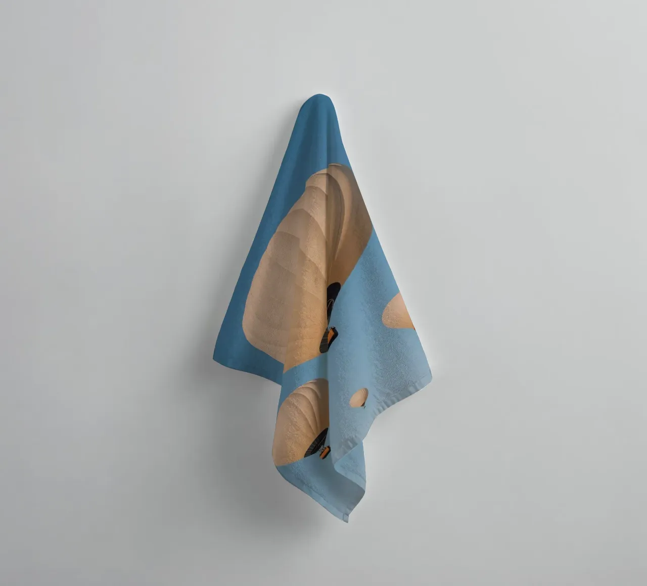 Mongolfiere in un cielo blu asciugamano da bagno da DesignDoodle