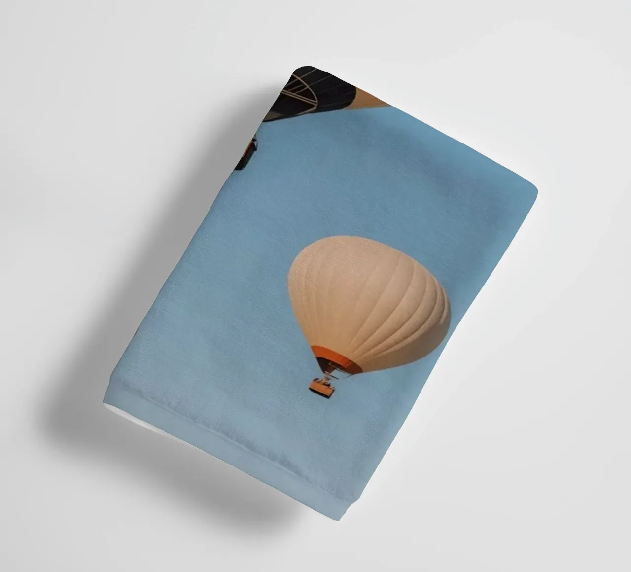 Mongolfiere in un cielo blu asciugamano da bagno da DesignDoodle