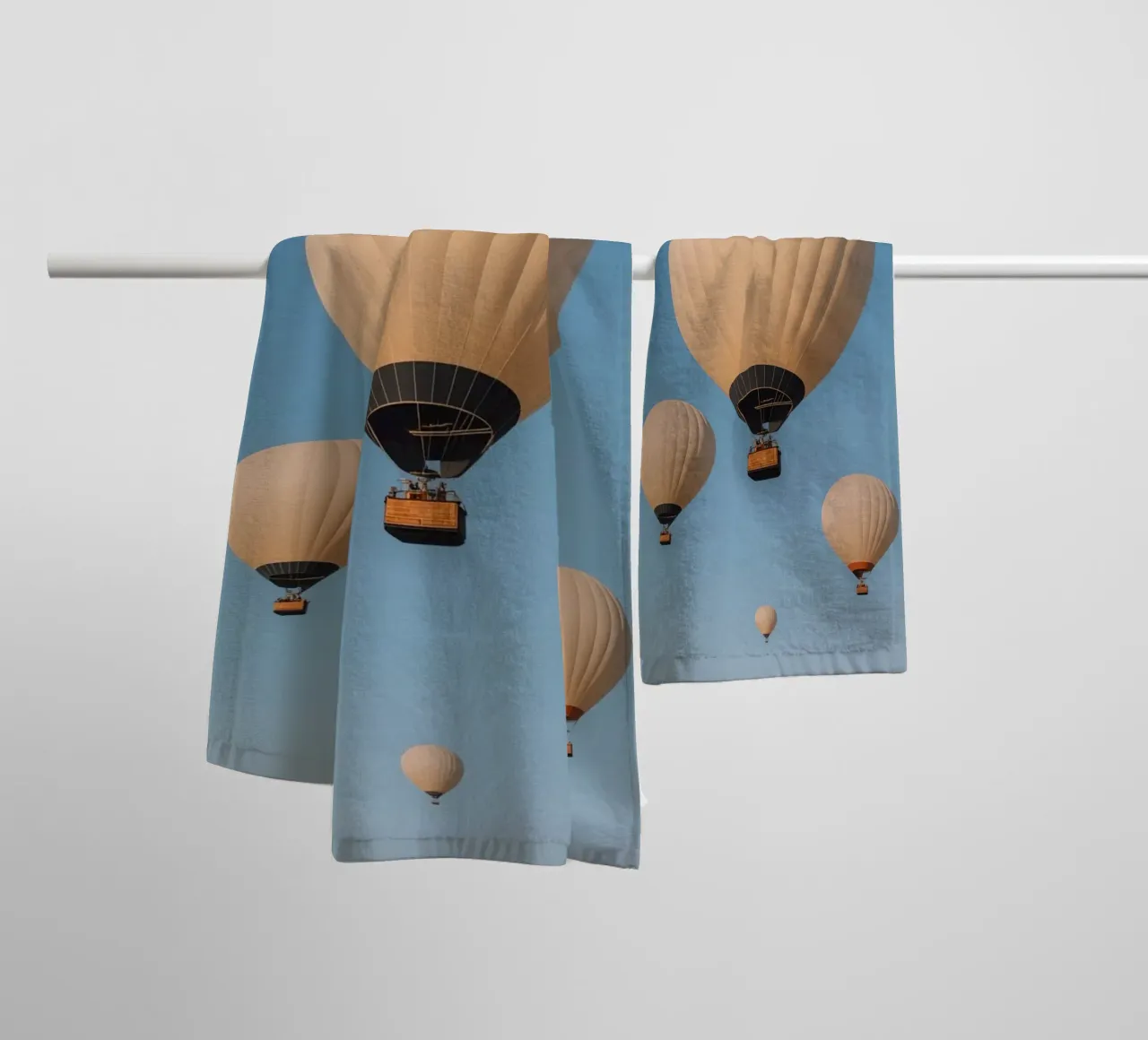 Mongolfiere in un cielo blu asciugamano da bagno da DesignDoodle
