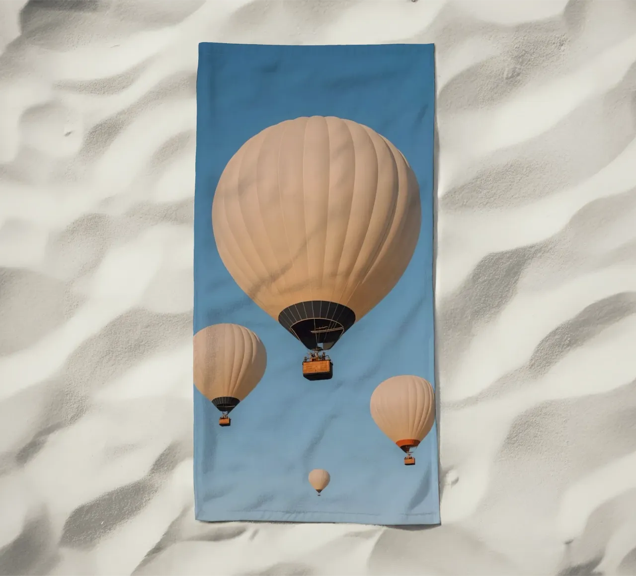 Mongolfiere in un cielo blu telo mare da DesignDoodle