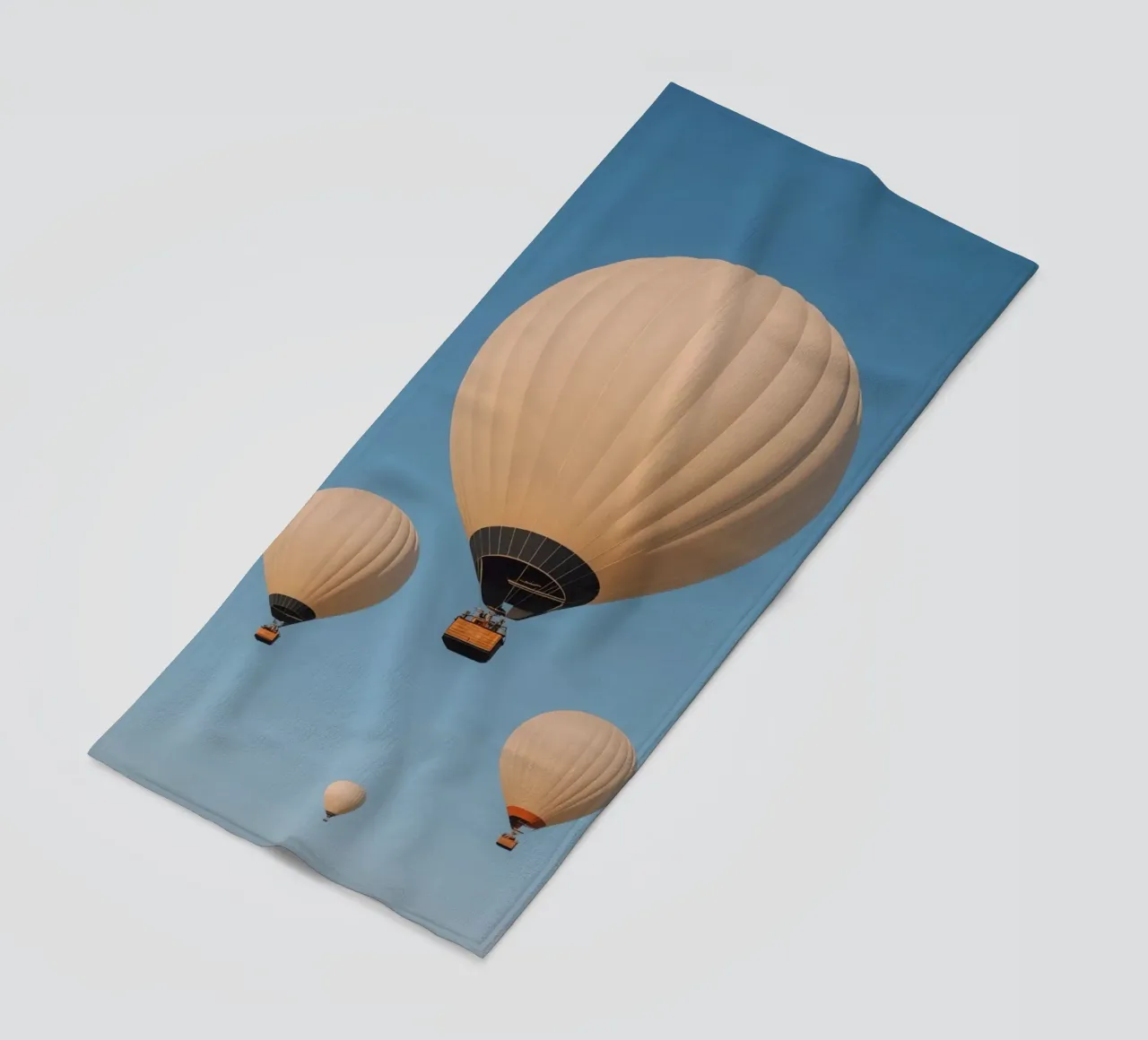 Mongolfiere in un cielo blu telo mare da DesignDoodle