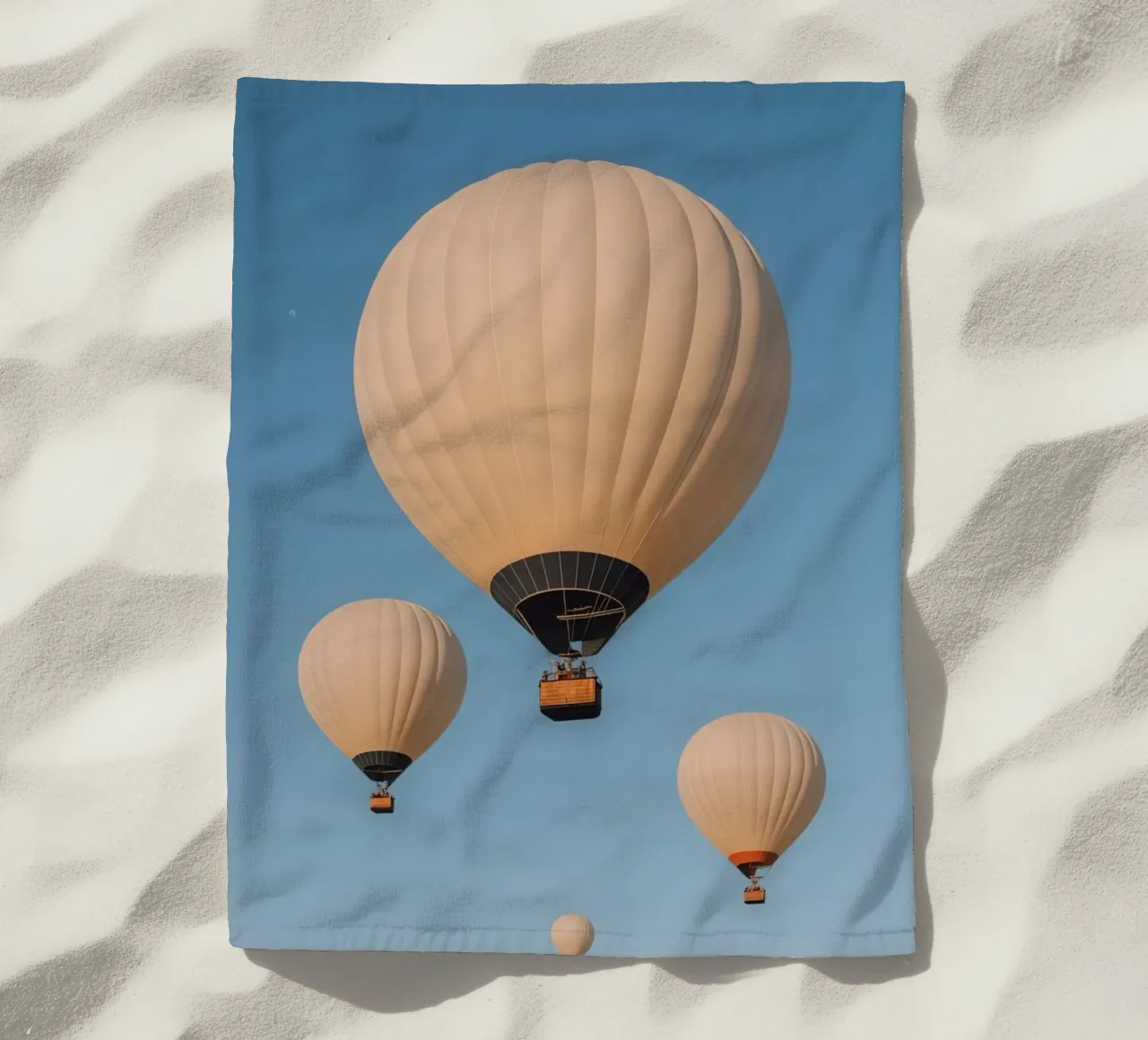 Mongolfiere in un cielo blu telo mare da DesignDoodle