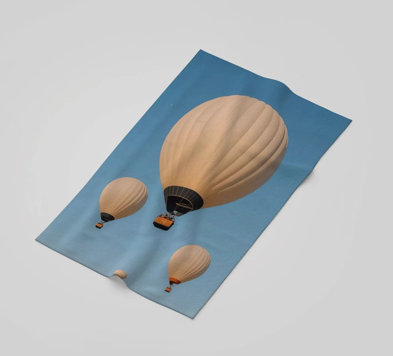 Mongolfiere in un cielo blu telo mare da DesignDoodle