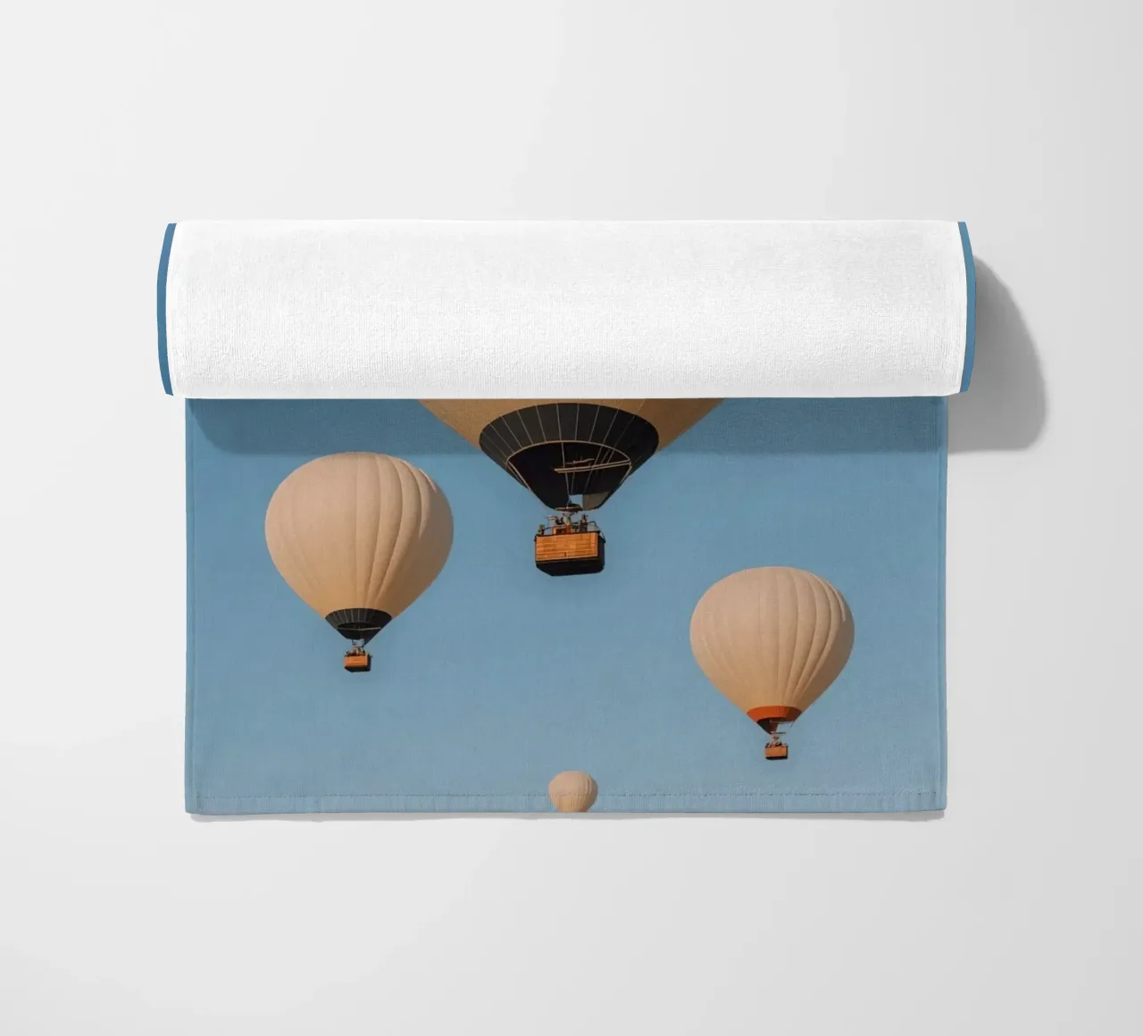 Mongolfiere in un cielo blu telo mare da DesignDoodle