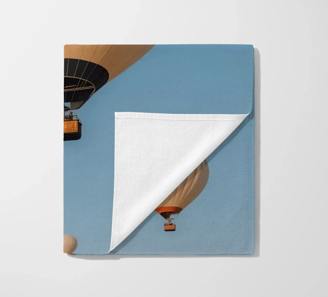 Mongolfiere in un cielo blu telo mare da DesignDoodle