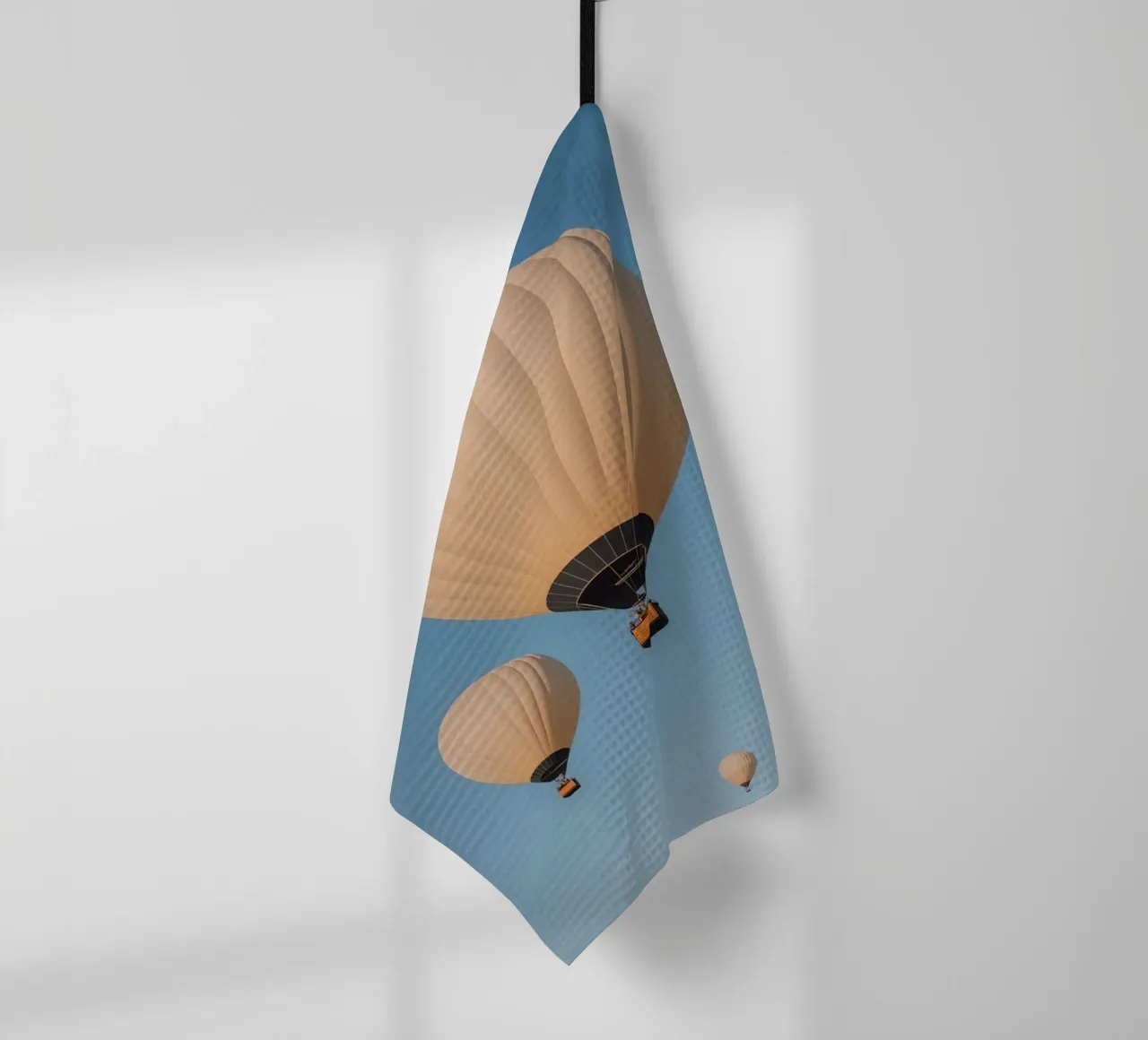 Mongolfiere in un cielo blu canovaccio da cucina da DesignDoodle
