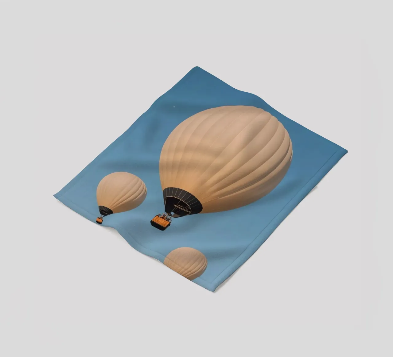 Mongolfiere in un cielo blu coperta in pile da DesignDoodle