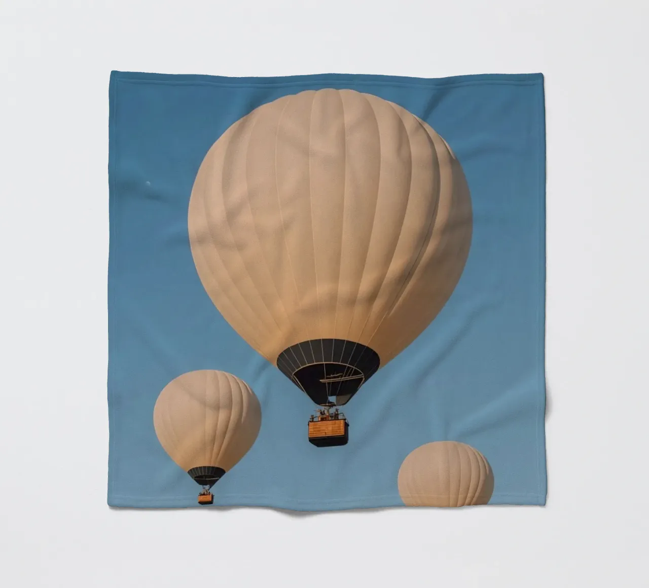 Mongolfiere in un cielo blu coperta in pile da DesignDoodle