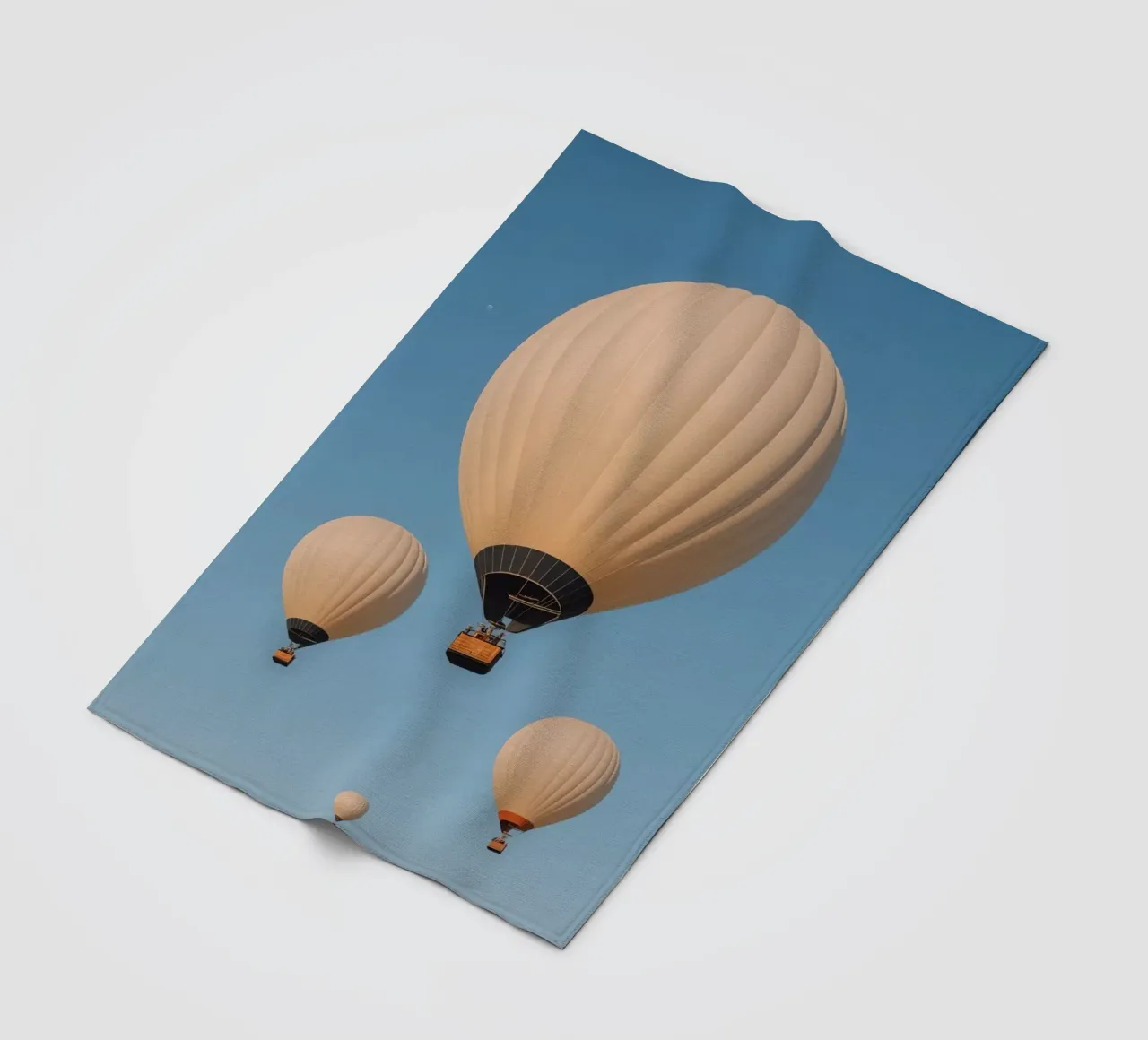 Mongolfiere in un cielo blu coperta in pile da DesignDoodle
