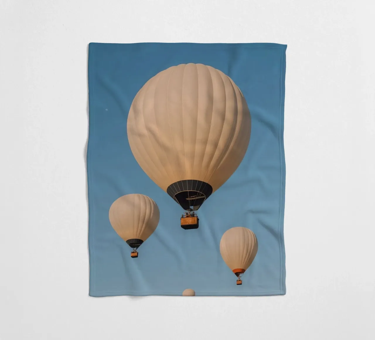 Mongolfiere in un cielo blu coperta in pile da DesignDoodle