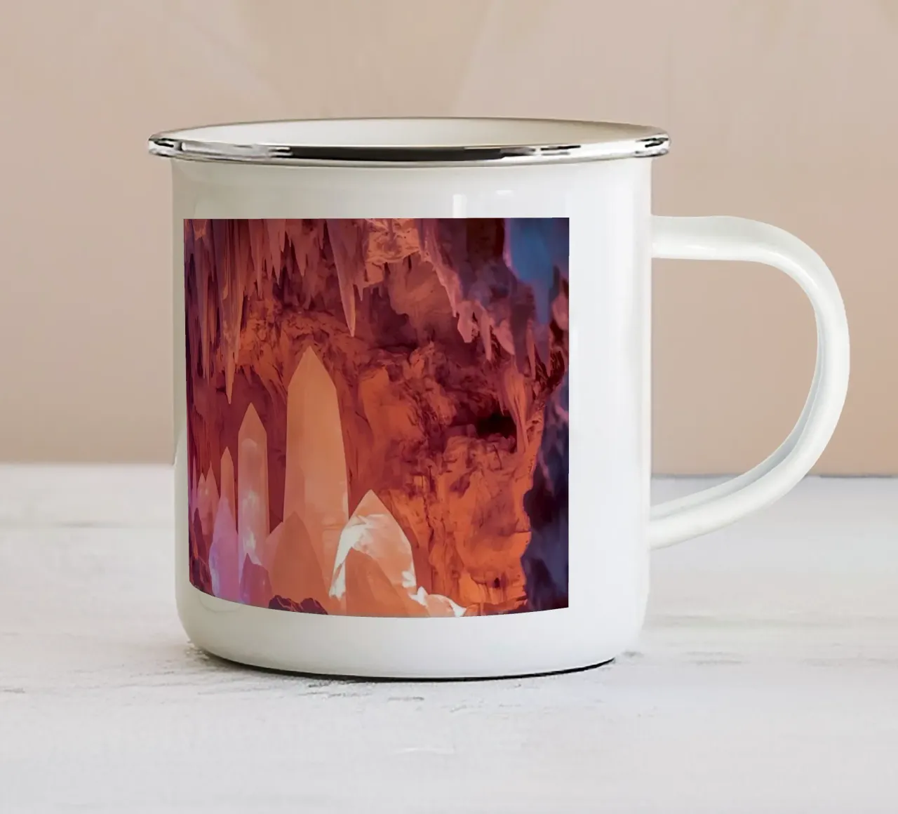 Interno della grotta illuminato con cristalli tazza in smalto da DesignDoodle