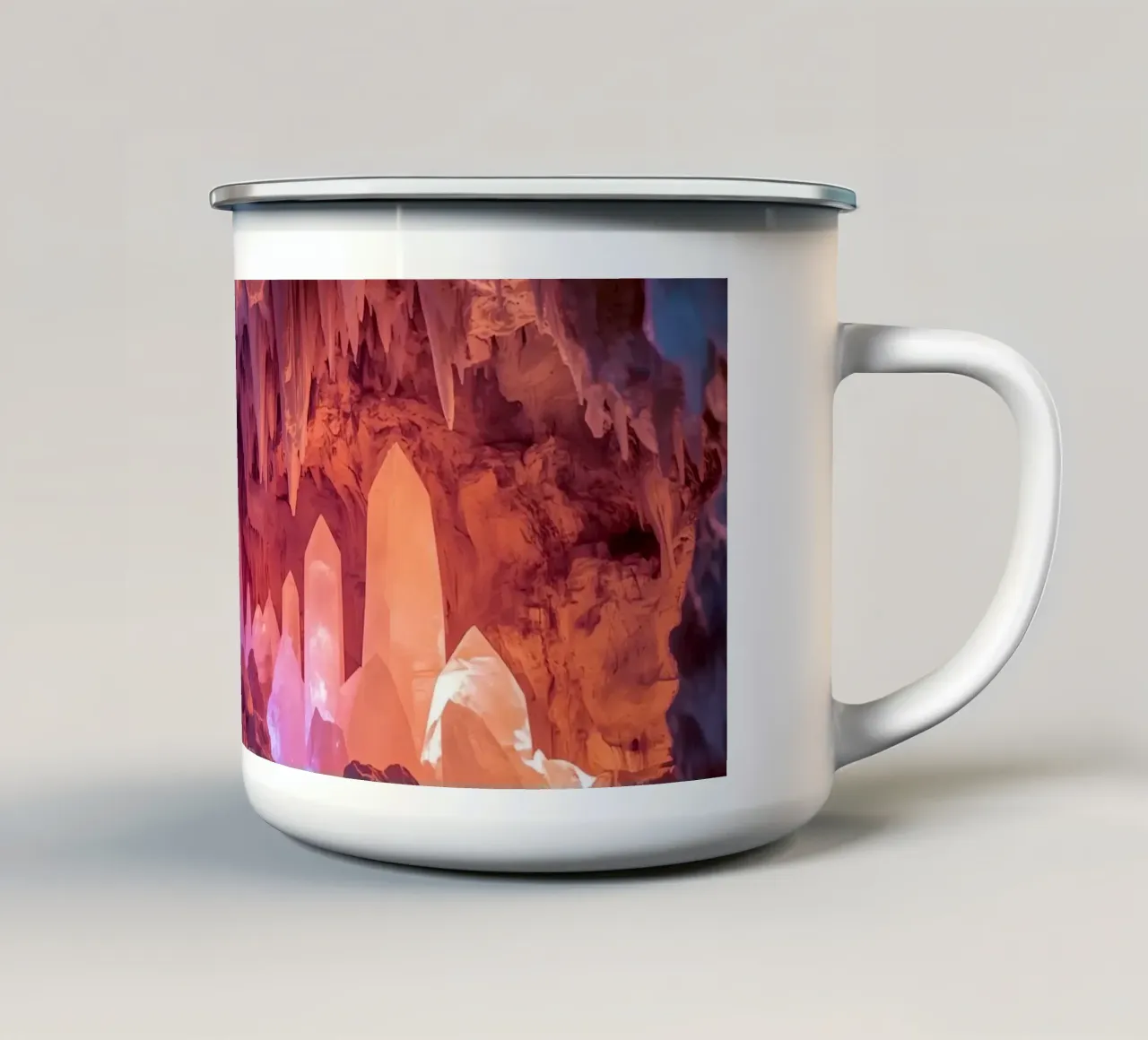 Interno della grotta illuminato con cristalli tazza in smalto da DesignDoodle