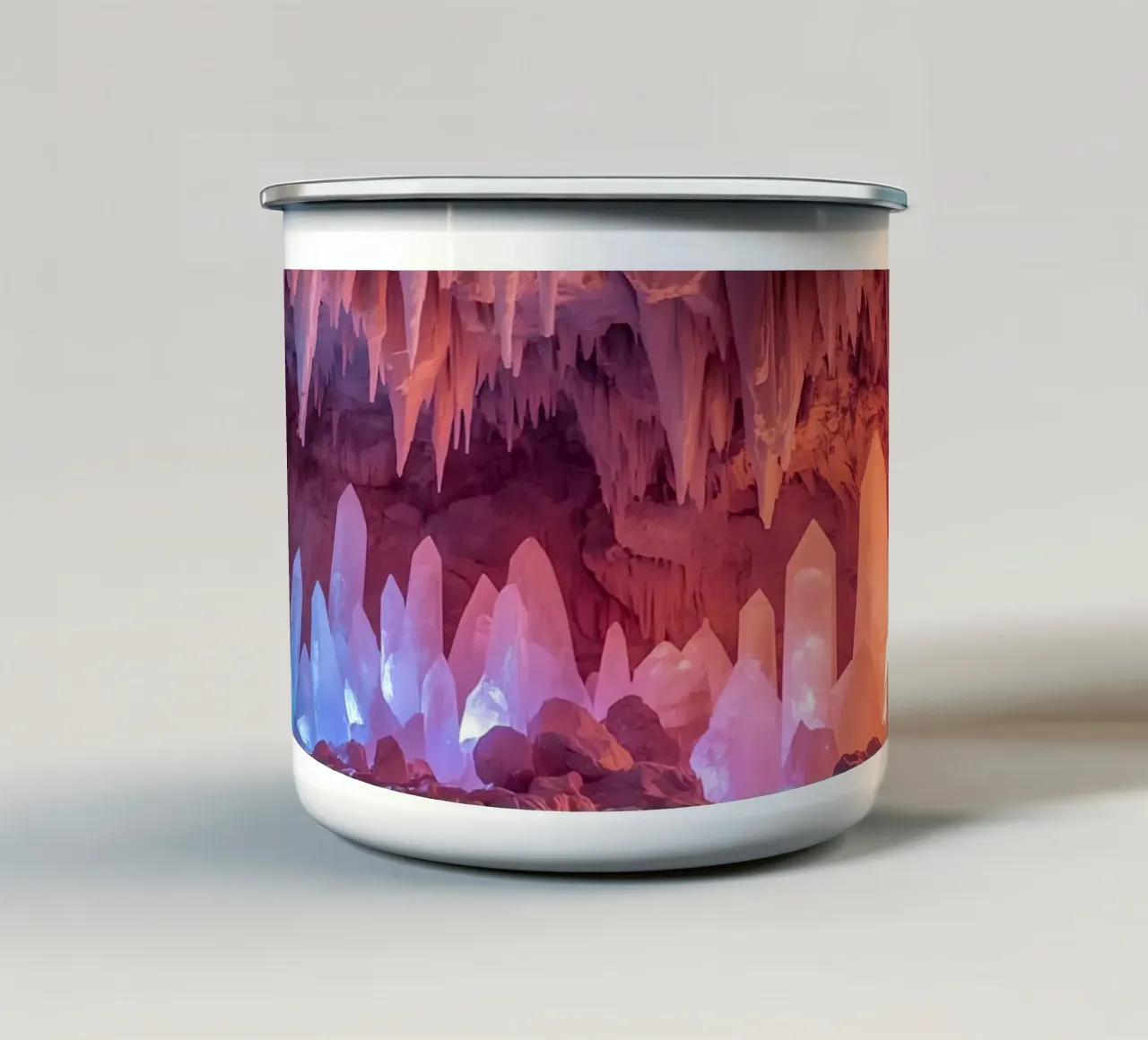 Interno della grotta illuminato con cristalli tazza in smalto da DesignDoodle