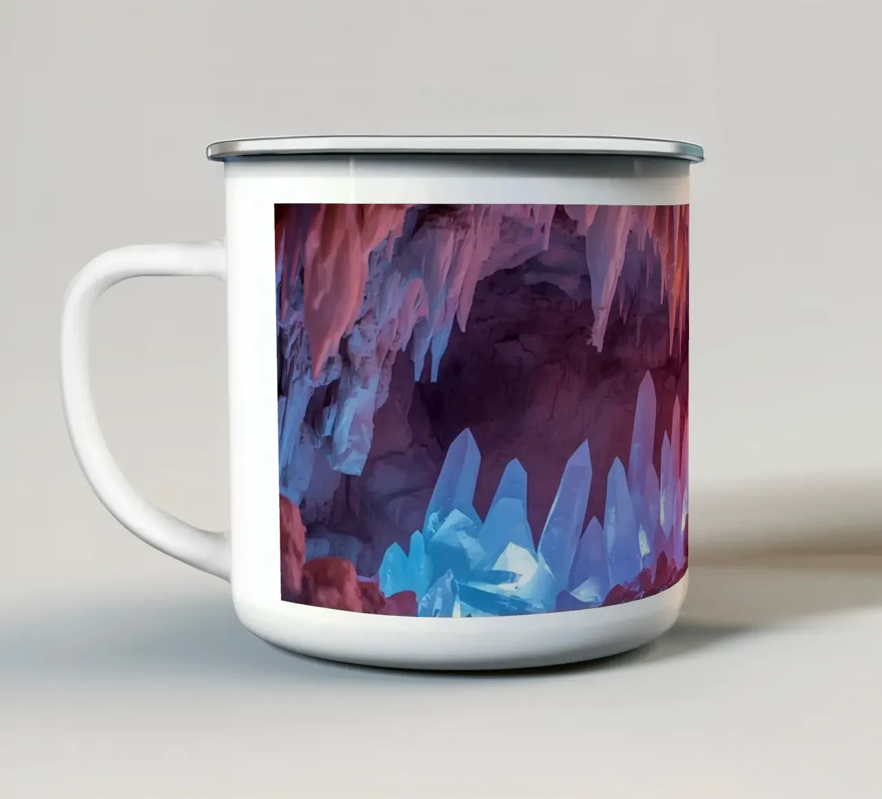 Interno della grotta illuminato con cristalli tazza in smalto da DesignDoodle