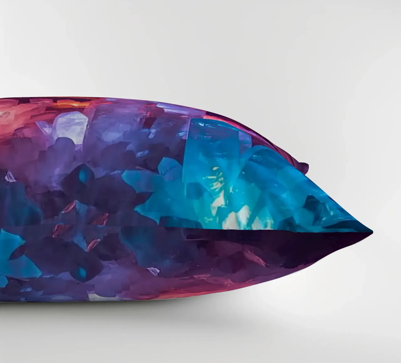 Grotta di ghiaccio illuminata con formazioni di cristallo cuscino da DesignDoodle