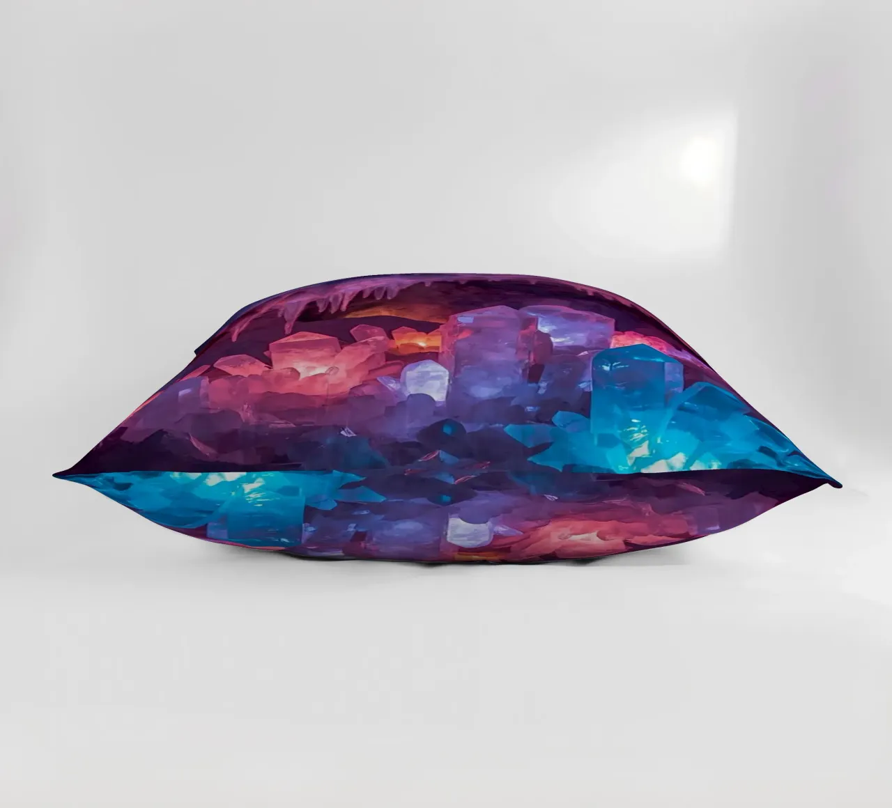 Grotta di ghiaccio illuminata con formazioni di cristallo cuscino da DesignDoodle