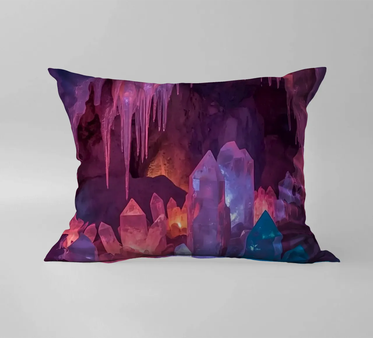 Grotta di ghiaccio illuminata con formazioni di cristallo cuscino da DesignDoodle