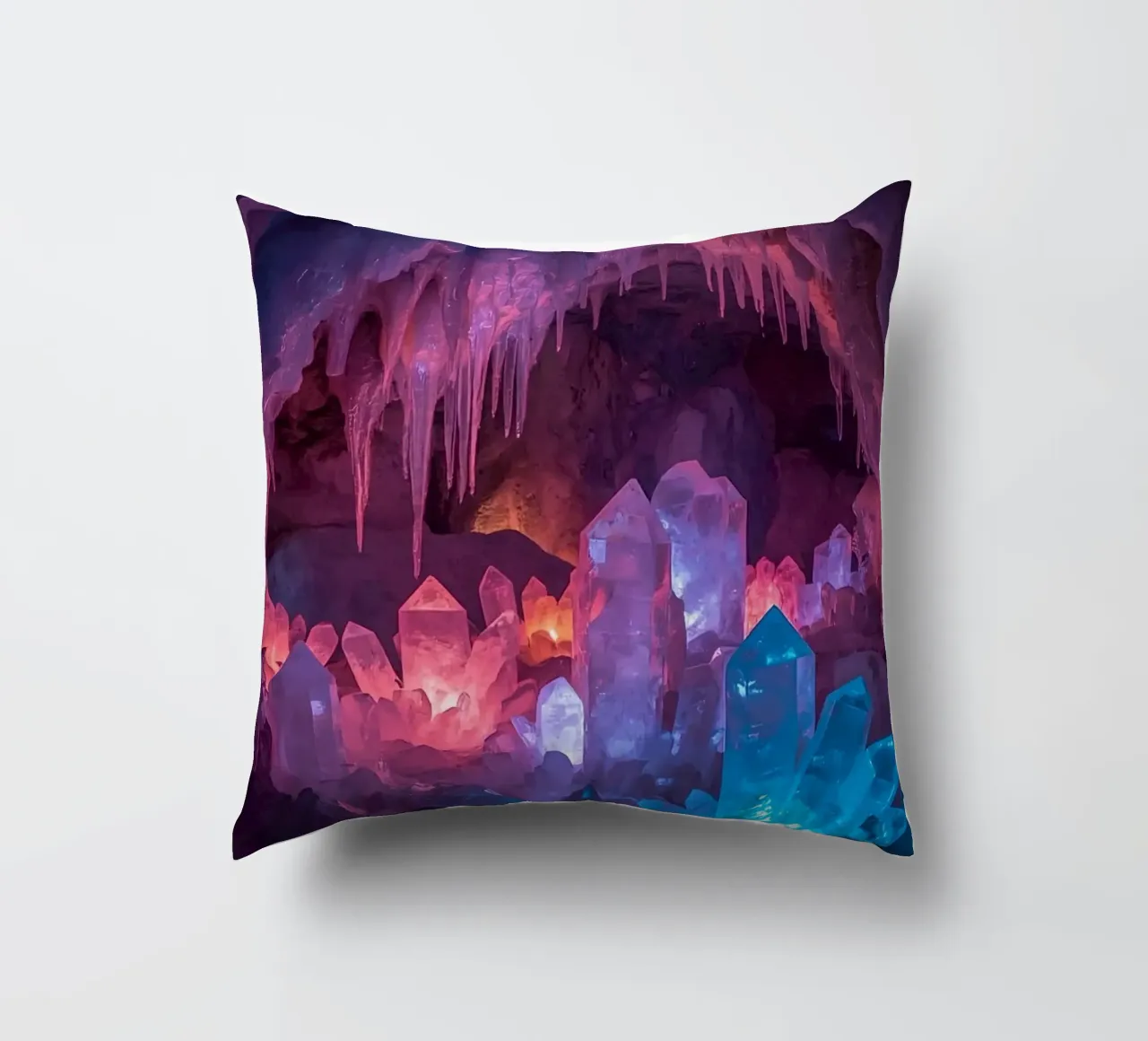 Grotta di ghiaccio illuminata con formazioni di cristallo cuscino da DesignDoodle