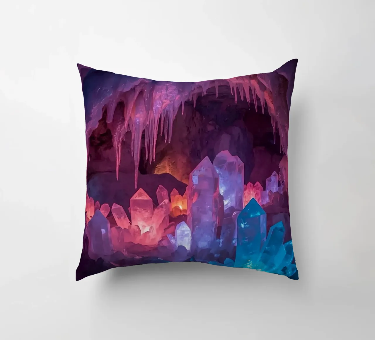 Grotta di ghiaccio illuminata con formazioni di cristallo cuscino da DesignDoodle