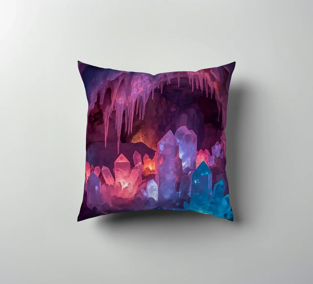 Grotta di ghiaccio illuminata con formazioni di cristallo cuscino da DesignDoodle