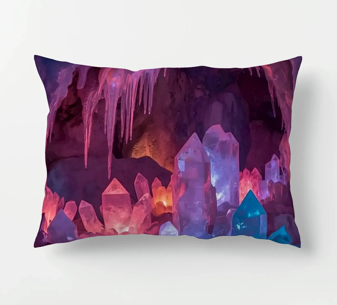 Grotta di ghiaccio illuminata con formazioni di cristallo cuscino da DesignDoodle