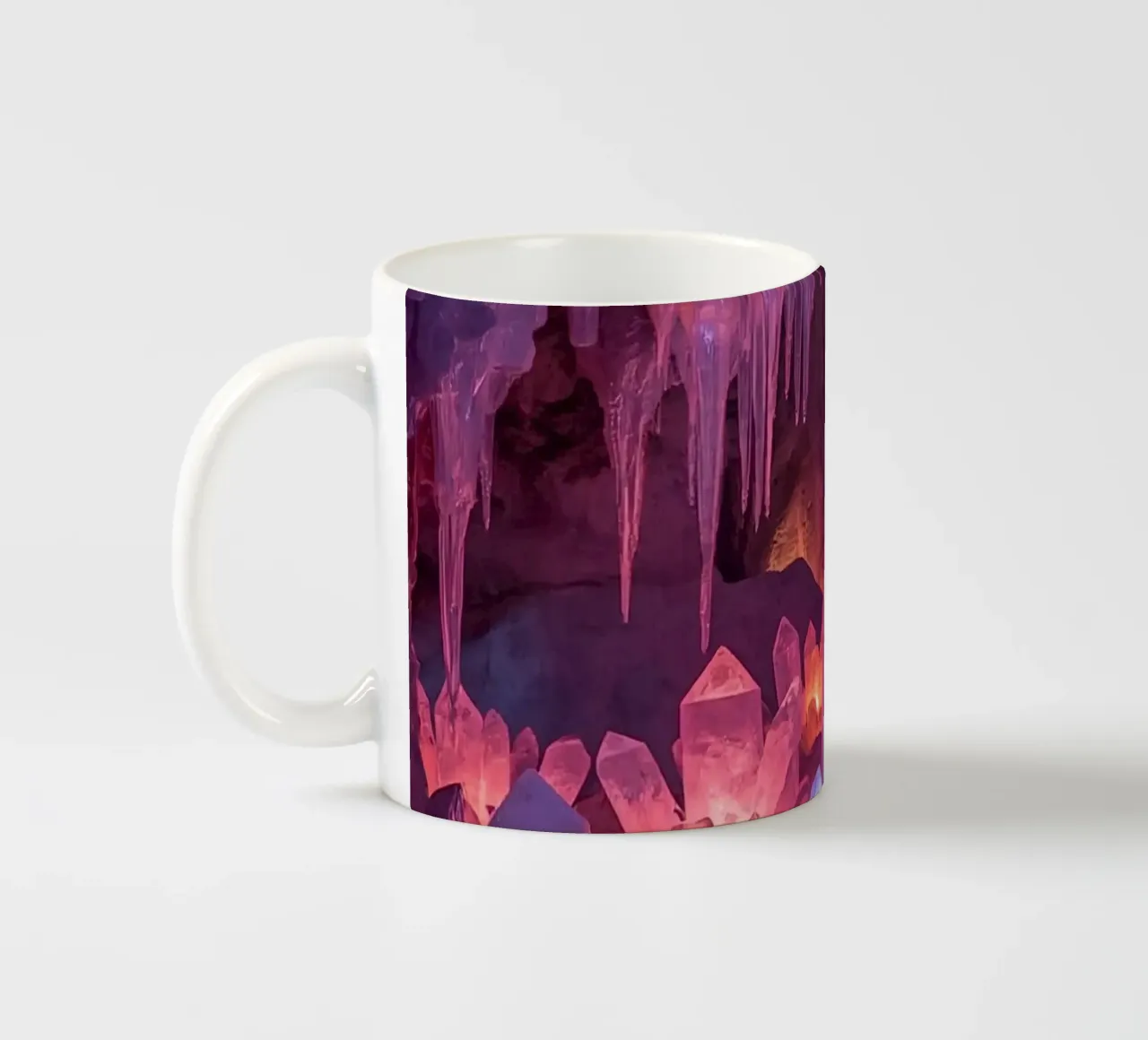 Grotta di ghiaccio illuminata con formazioni di cristallo tazza in ceramica da DesignDoodle